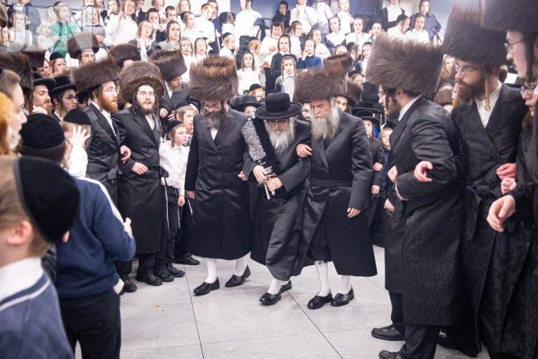 הכנסת ספר תורה לבית המדרש סאטמאר שכנות ווערנאן בוויליאמסבורג צילום אחים לעטשעווסקי (26)