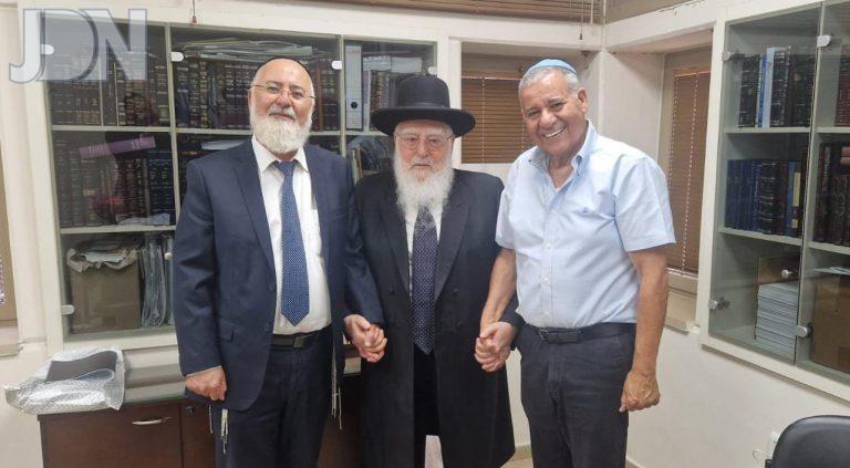 ח''כ שלום דנינו בביקור אצל הגר''ח פינטו עם הרב עובדיה דהן יו''ר המועה''ד (2)