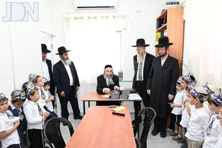 מאות תלמידי תלמוד תורה עטרת שלמה בבית שמש בביקור אצל המשגיח רבי בנימין פינקל צילום ברוך יערי (2)