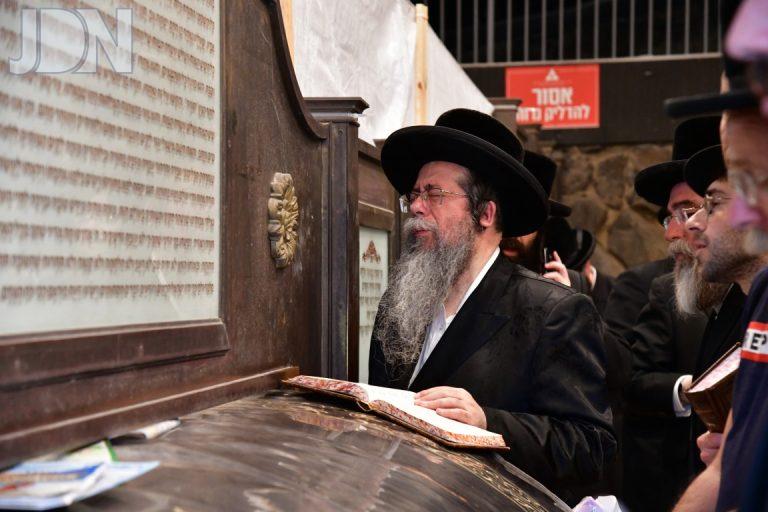 מסע הקודש מעמד התפילה בעיהק טבריה לתומכי 'איחוד הבחורים' של ישיבה'ק שבט הלוי (10)