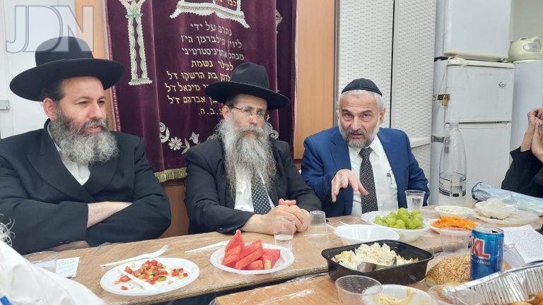 סגן השר נושא דברים