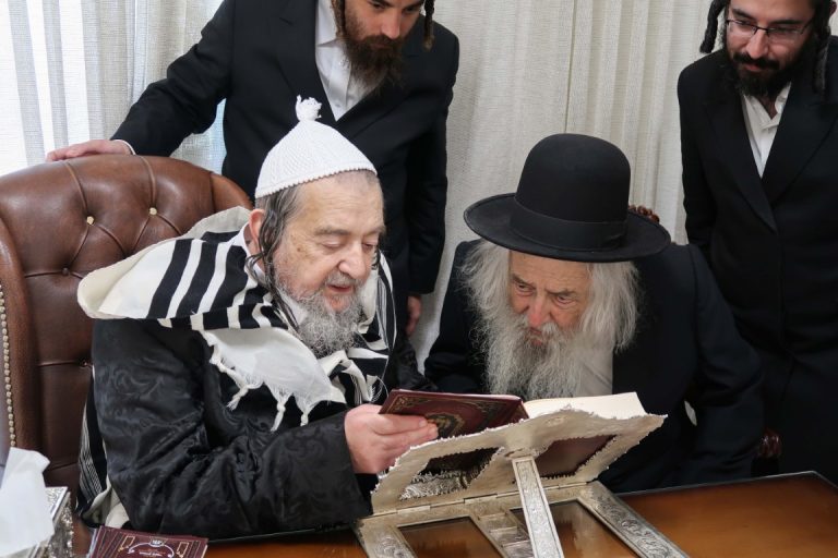 רבי יהושע דוד טורצין מנהיג קהילת הפרושים בביקור במעון קדשו של רבי יעקב מאיר שכטער צילום מ א נוימן (7)