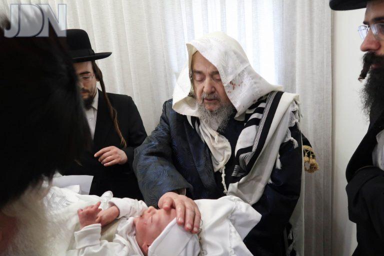 שמחת הברית לנין רבי יעקב מאיר שכטער צילום מ א נוימן‎ (4)