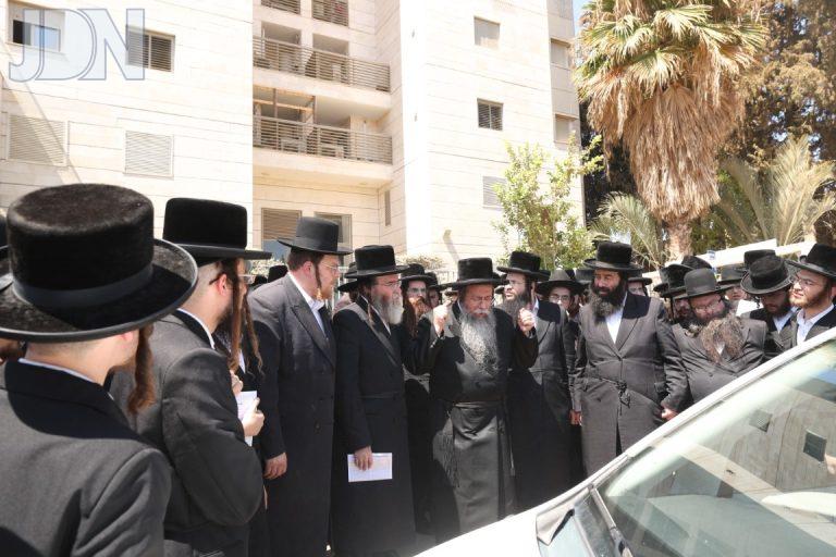 אדמו''רים ורבנים במחאה במקום החילול ביהוד צילום דוד ארזני (4)
