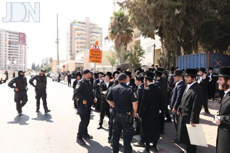 אדמו''רים ורבנים במחאה במקום החילול ביהוד צילום דוד ארזני (5)