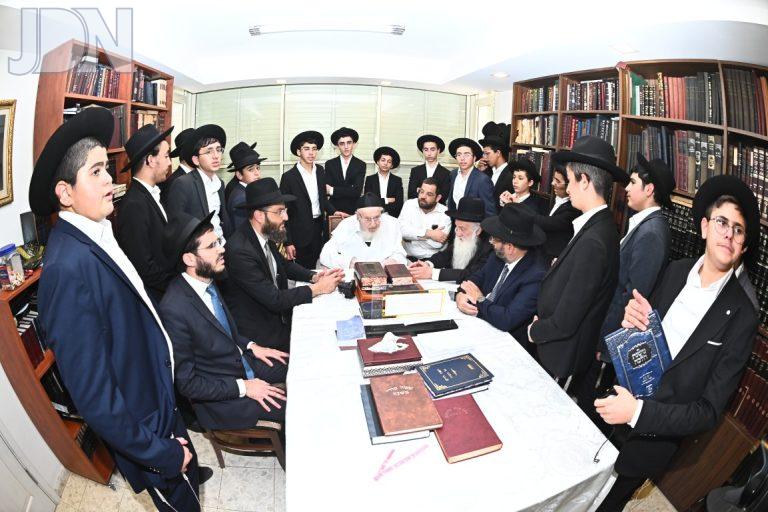 בחורי ת''ת סוכת דוד בהדרכה אצל גדולי ישראל לקראת עלייתם לישיבות צילום שוקי לרר (10)