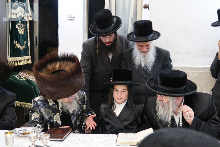 בר מצוה נכד אדמו''ר מקרעטשניף סיגעט בן לחתנו ר' חיים מאיר שנעעבאלג צילום מ א
