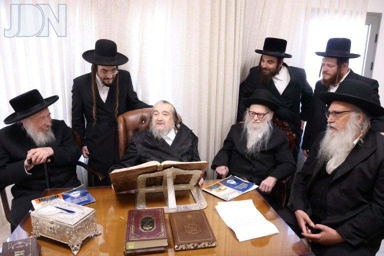 גדולי זקני חסידות ברסלב נועדו יחד עם יו''ר 'איחוד ברסלב צילום שמואל דריי (1)