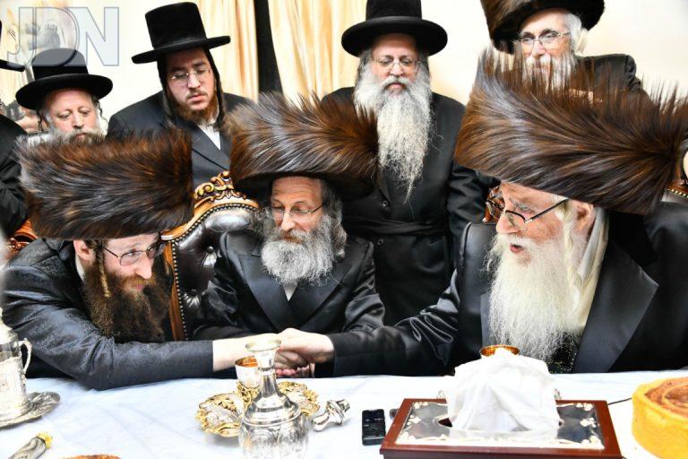 האדמו''ר מצאנז בשמחת הוואך נאכט לנכד רבי אלימלך בידרמן בן לחתנו הרב משה דוד מוטצען צילום שוקי לרר (4)