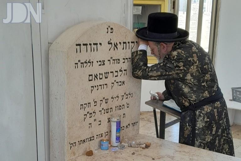 האדמו''ר מקאליש ציון קרעטשניף וצאנז (3)