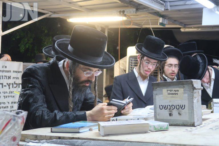 האדמ''ר מזוועהיל בתפילה בציון הרה''ק משטפנשט צילום ש פ ה (3)