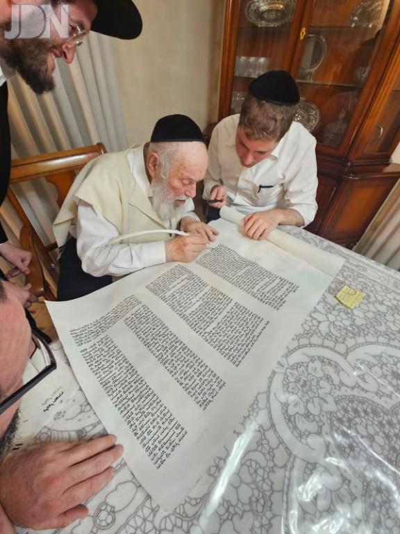 הגר''י זילברשטיין בכתיבת אותיות לס''ת שיוכנס לקהילת 'היכל מאיר' בשכונת רמות א' ירושלים (2)