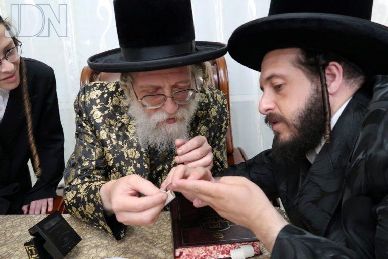 הכנסת הפרשיות' לתפילין לנכד האדמו''ר משאץ דרהאביטש (17)