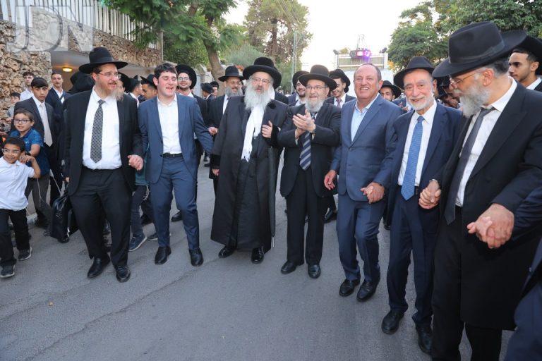 הכנסת ספר תורה להיכל ישיבת באר יצחק טלזסטון (13)