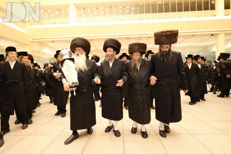 הכנסת ס''ת לבית המדרש הגדול ויז'ניץ בבני ברק לע''נ העסקן הרב ישראל נח ויזל ז''ל צילום א איזבך (10)