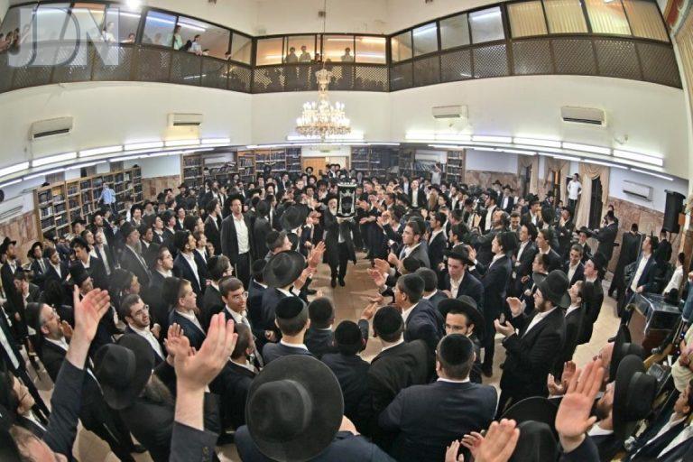 הכסת ספר תורה להיכל ישיבת הגר''יש לצעירים צילום יהושע פרוכטר (41)