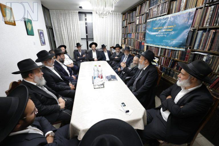 המחנכים בב''ב התכנסו במעונו של רב העיר לייסד מכינה חדשה צילום יעקב כהן (3)