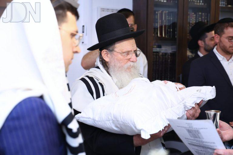 הרב שריאל רוזנברג ברית נכד (5)