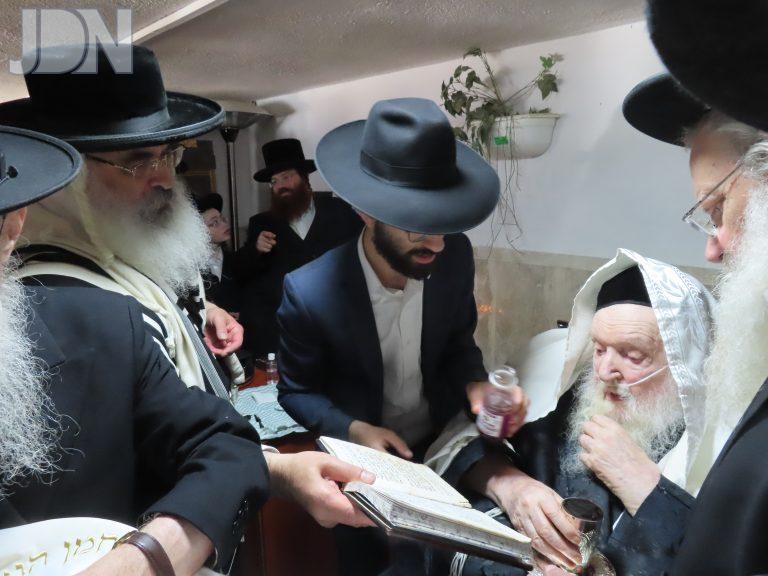 כ''ק האדמור מדושינסקיא לאחר שכיהן כמוהל בברית שהתקיימה על ברכיו של מרן
