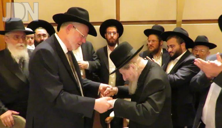 מנהיג הדור בריקוד עם מנכ''ל מוסדות ארחות תורה