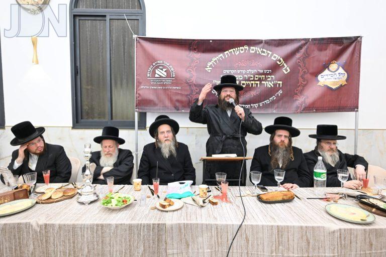 סעודת הילולת ה'אור החיים וקביעת מזוזות ל'בית הוראה' בביהמ''ד קהל חסידים צפון בני ברק צילום משה גולדשטיין (4)