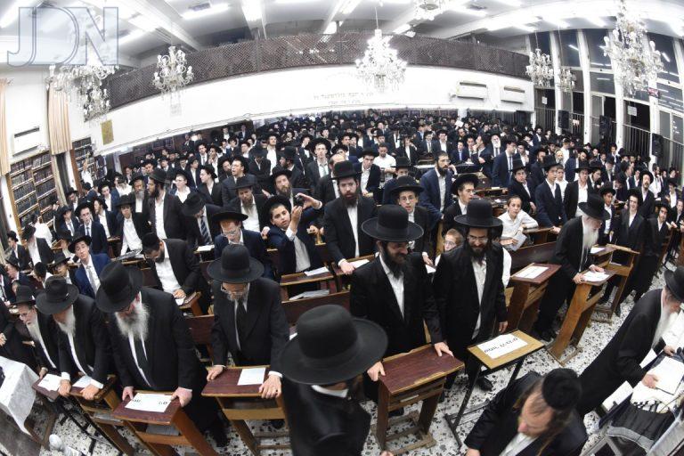 עצרת מחאה בכולל חזון איש בבני ברק על חילולי הקברים בעיר יהוד צילום יהודה פרקוביץ (42)