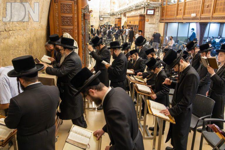 אדמו''ר מבאסטאן במעמד תפילה וחבורת התחזקות לבחורי החסידות צילום א.פ