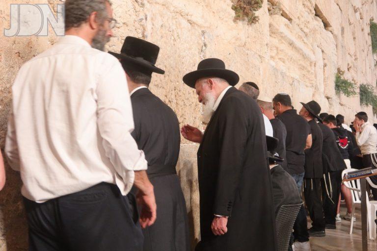 אדמורים ורבנים בכותל בתשעת הימים צילום א