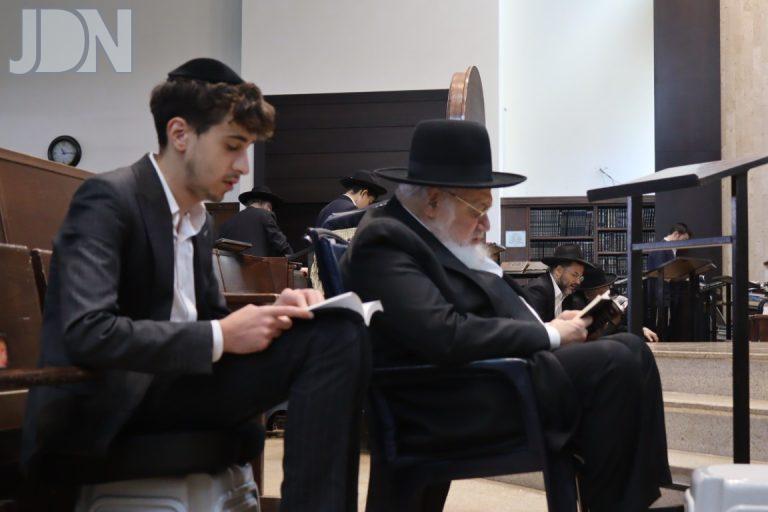 אמירת קינות בהיכל ישיבת מאור התלמוד  (4)