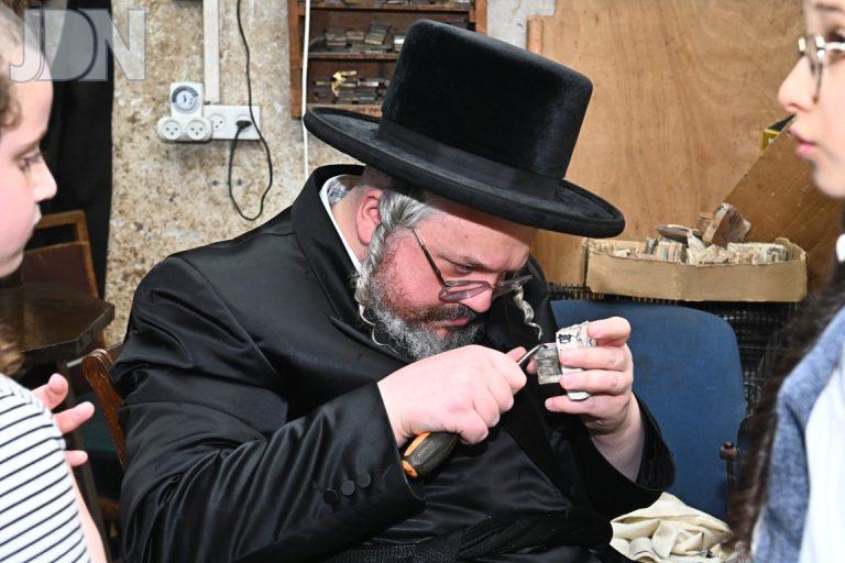 בעלזא מכין תפילין לבנו צילום שוקי לרר (8)