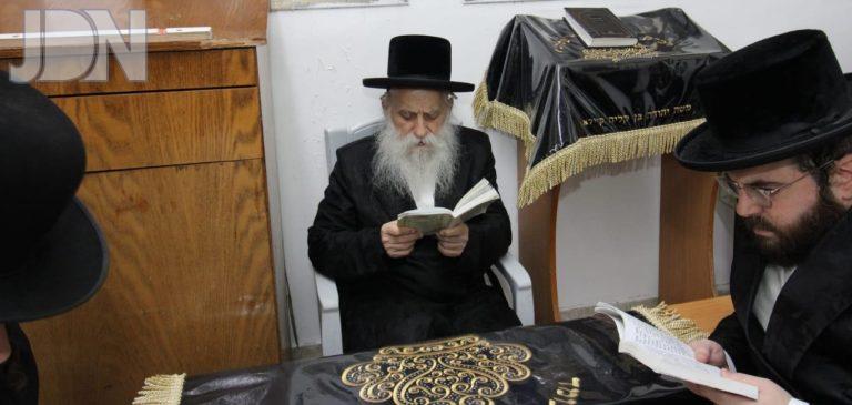 האדמור מבוטושאן באמירת הקינות