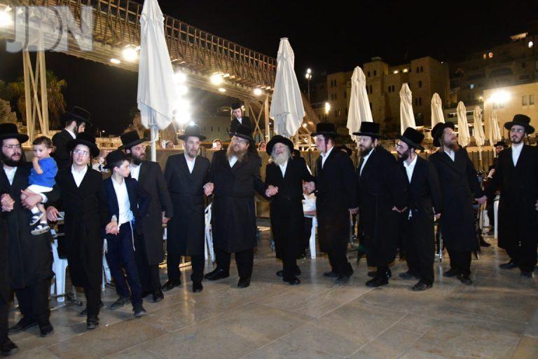 האדמור מחוג חתם סופרבתפילת מעריב בכותל המערבי עם בחורי החסידות צילום יוסי לוי (8)