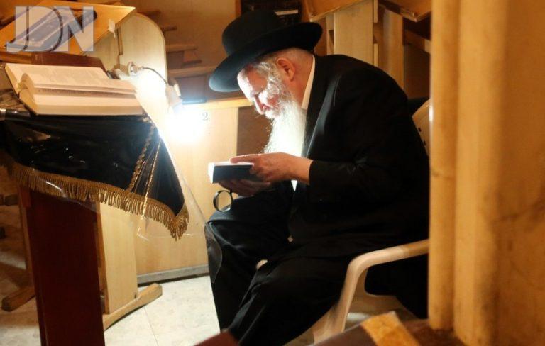 המשגיח רבי משה דוד ליפקוביץ באמירת קינות בט' באב בבית מדרשו 'היכל משה' בעיר בני ברק צילום ש.פ