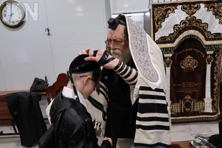 הנחת התפילין לנכד האדמו''ר משאץ דראהביטש (10)