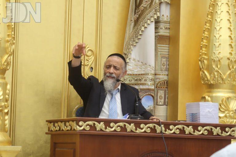 הרב מיכאל לסרי בשיחת חיזוק ביום ט' באב בבית המדרש 'יביע אומר' בב''ב צילום ש.פ