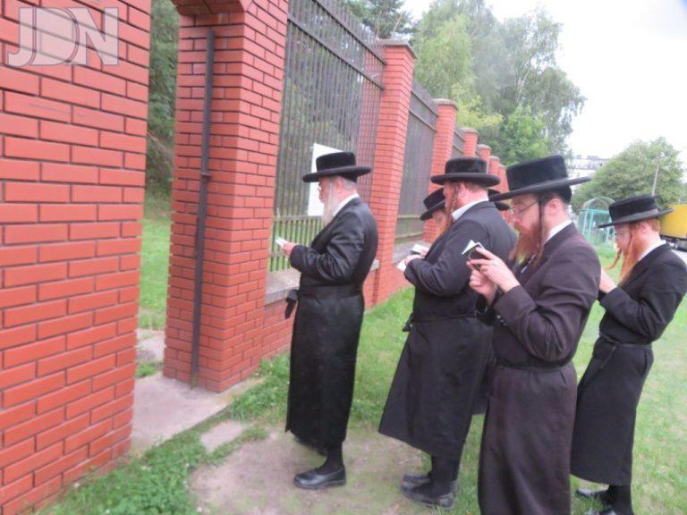 מסע הקודש האדמו''ר מסערעדנא לקברי אבות באיירופה לרגל נישואי נכדו בכורו (3)