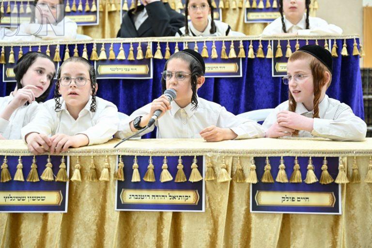 מעמד חלוקת תעודת לחתני שונה הלכות בתלמוד דרכי אבות צאנז בב צילום משה גולדשטיין (5)