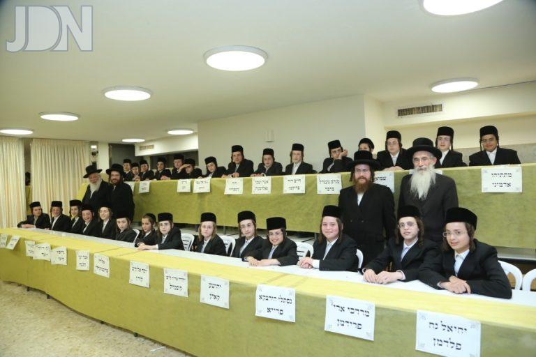 סיום הזמן ומבחן פומבי לכיתות הגבוהות בת''ת חסידי באבוב בני -ברק צילום דוד קשת