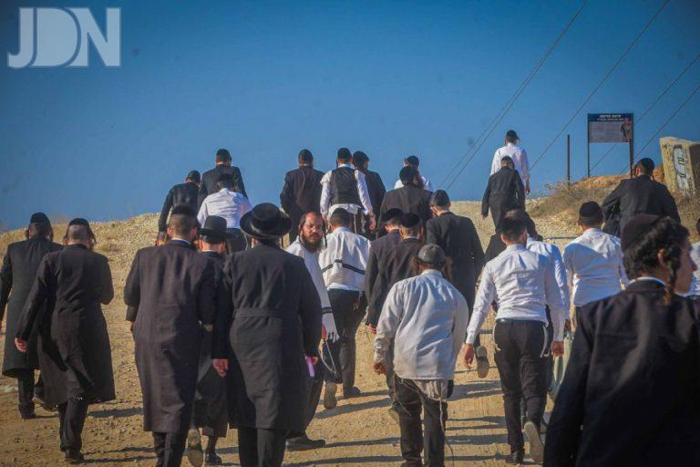 עמנואל בין הזמנים החרדים מהשומרון יצאו לבקר בעוטף עזה עם הרב ישראל גולדווסר צילום ארי קופרשטוק (27)