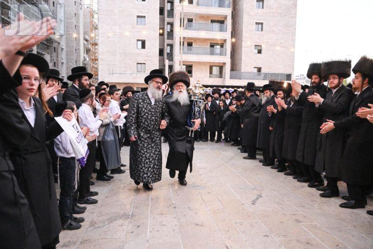 פרוש הכנסת ס''ת (50)