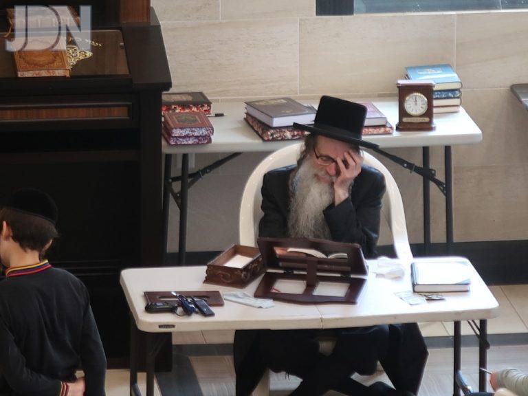 תשעה באב אצל אדמו''ר מצאנז זוועהיל (2)