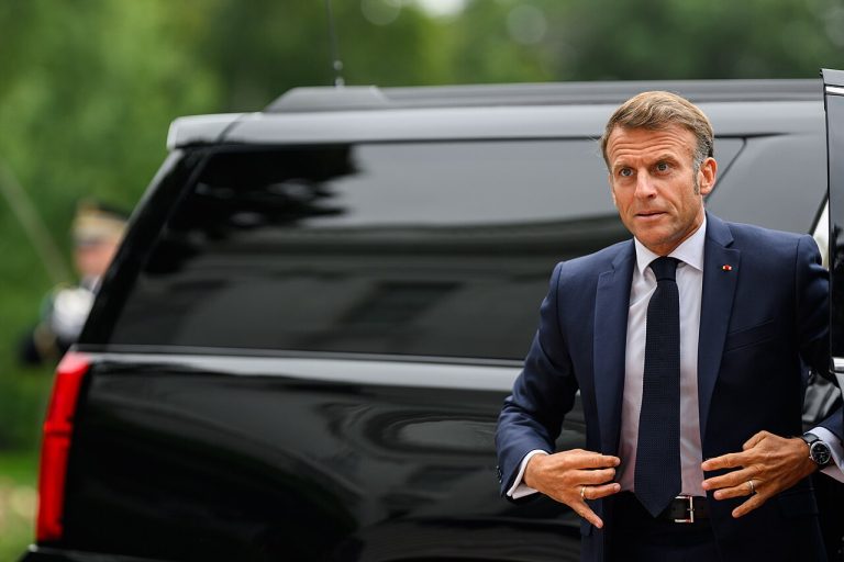 French_President_Emmanuel_Macron_arrives_to_the_South_Portico_of_the_White_House_for_a_meeting_with_President_Donald_Trump_(54731809476)