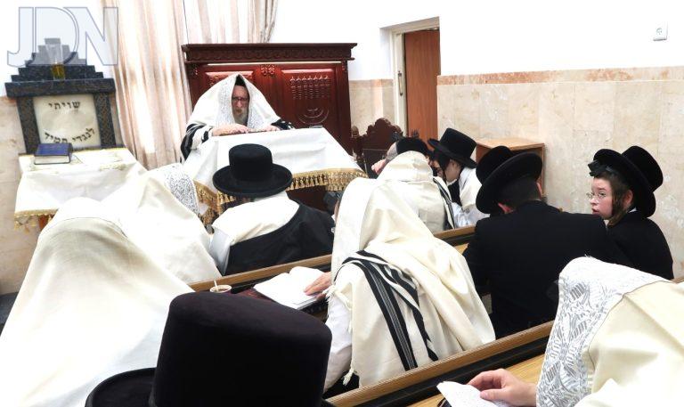 האדמו''ר מטשארנאביל באמירת התרת נדרים צילום שימי פ (2)