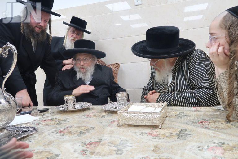 האדמו''ר מפינסק קרלין בביקור ער''ה אצל האדמו''ר מתולדות אהרן והגרי''מ שכטר צילום שימי פ