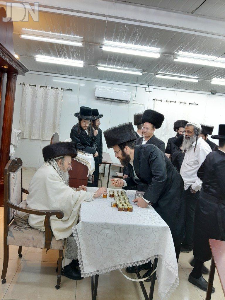 האדמו''ר מקאליש בחלוקת צנצנות דבש לשנה טובה בבית מדרשו בבית שמש (2)