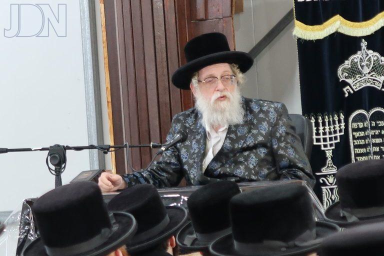 האדמו''ר משאץ דרהאביטש בשיחת הכנה לקראת הימים הנוראים בהיכל ישיבה לצעירים 'טשרנוביל בעיר בי''ש (1)