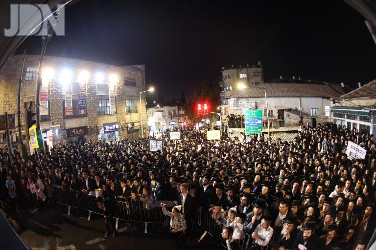 היהדות החרדית התאספו בכיכר השבת במחאה על מעצרם של גיבורי החייל אשר כבר יושבים בכלא למעלה מב' חודשיים ( (47)
