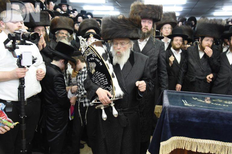 הכנסת ס''ת לעלוב אלעד לע''נ הרב לדרמן זצ''ל (41)
