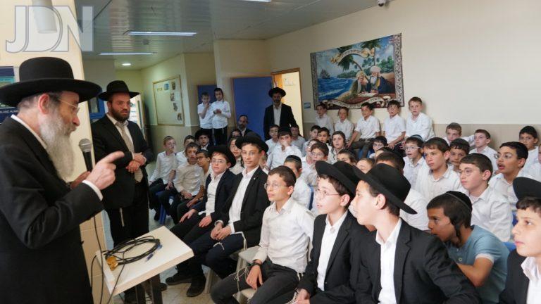 המשגיח רבי בנימין פינקל חיזק לרגל הימים הנוראים את הישוב תל ציון ביקר בת''ת אילת השחר (5)