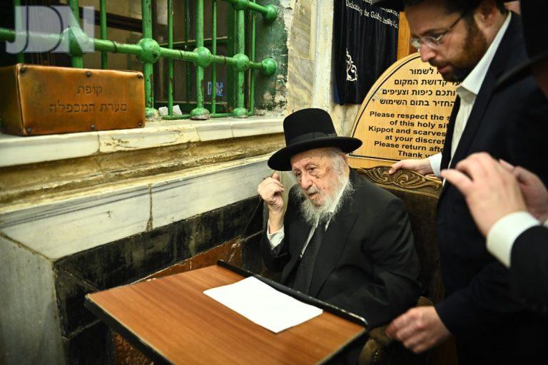 הרב פוברסקי בתפילה במערת המכפלה בחברון על תורמי קופת העיר צילום שוקי לרר (30)